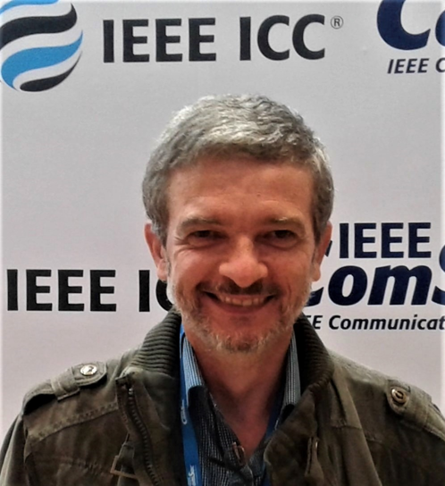 Ricardo Veiga, sonriendo.